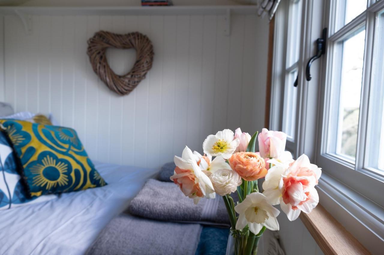 Luxury Shepherd'S Hut On Flower Farm With Outdoor Bath In Mid Cornwall Truro Exterior photo