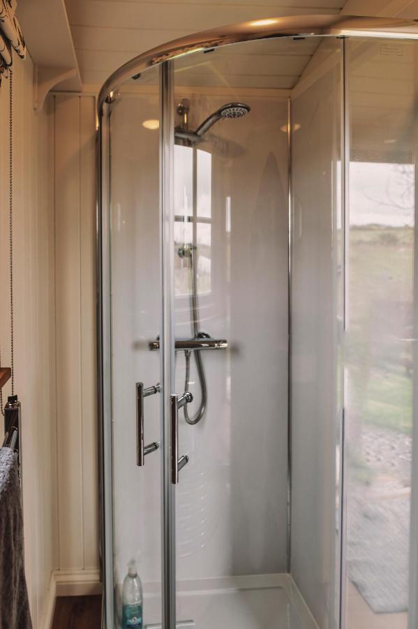 Luxury Shepherd'S Hut On Flower Farm With Outdoor Bath In Mid Cornwall Truro Exterior photo